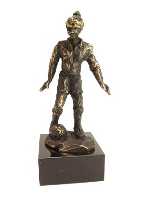 De voetbalster sculptuur brons bruin
