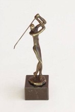 Bronzen sculptuur van een golfster