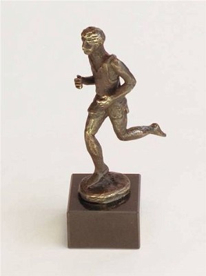 Bronzen sculptuur van een marathonloper