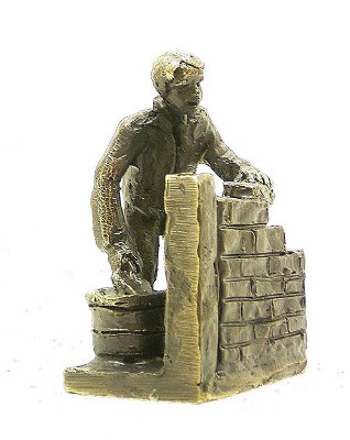 Sculptuur van een metselaar brons
