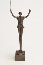 Bronzen sculptuur van een dirigent