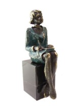 Bronzen sculptuur van een secretaresse